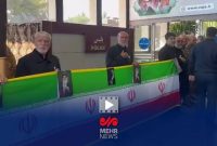 حضور گسترده مردم در ایستگاه راه‌آهن مشهد برای وداع با پیکر رهبر شهید