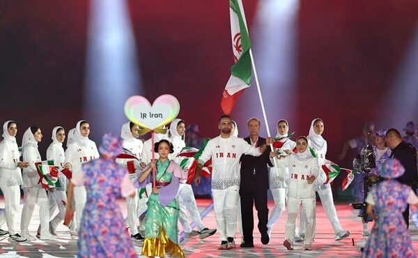 رقص پرچم ایران در مراسم افتتاحیه بیستم، در دستان «فرشتگان میناب